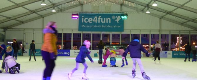 Menschen laufen Schlittschuhe in der Eishalle Neubrandenburg