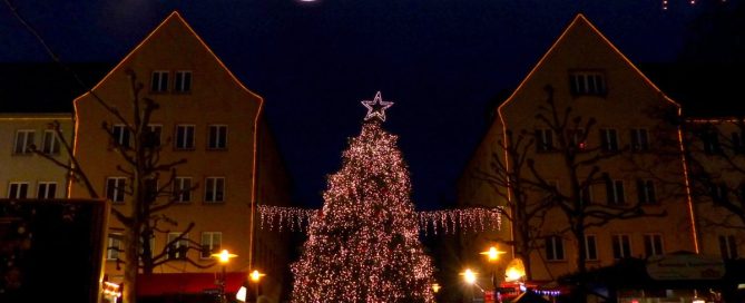 Weihnachtbaum und Schriftzug "Weberglockenmarkt"
